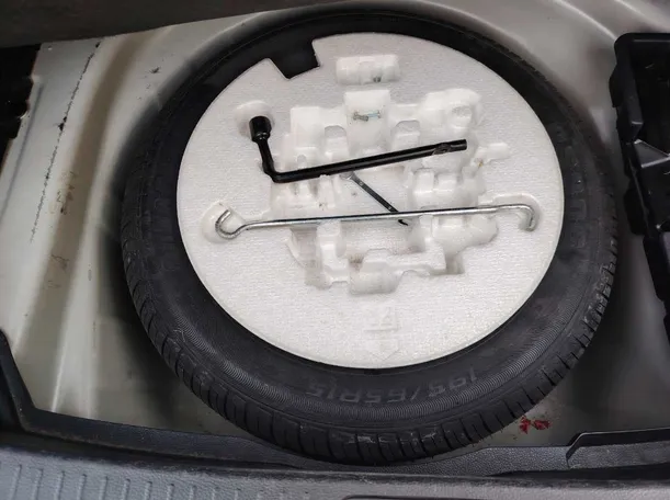 Car image 26