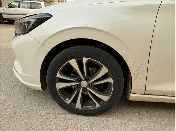 Car image 9