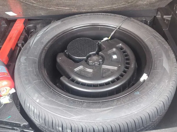 Car image 32