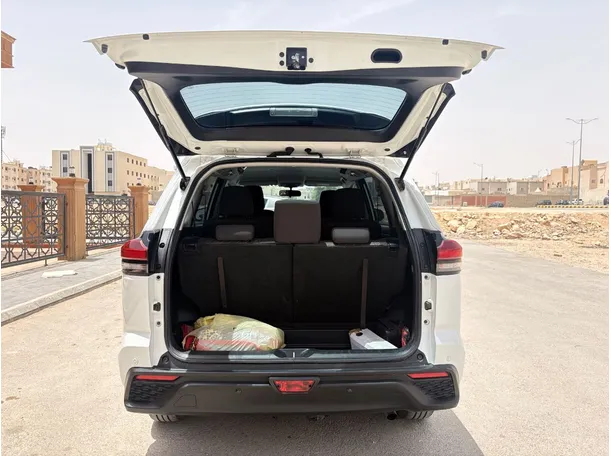 Car image 25