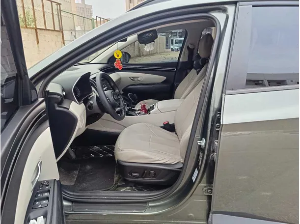 Car image 13