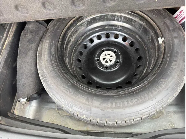 Car image 19