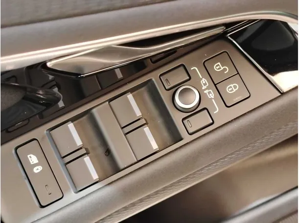 Car image 30