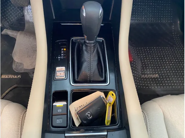 Car image 14