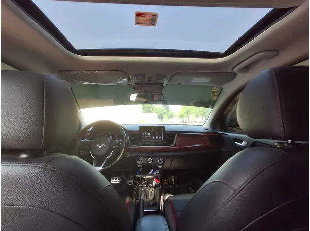 Car image 14