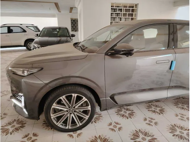 Car image 9