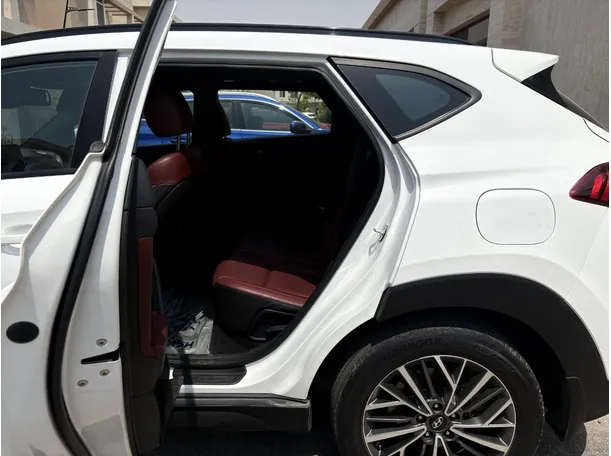 Car image 15