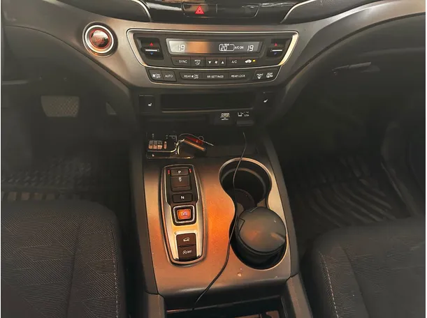 Car image 19