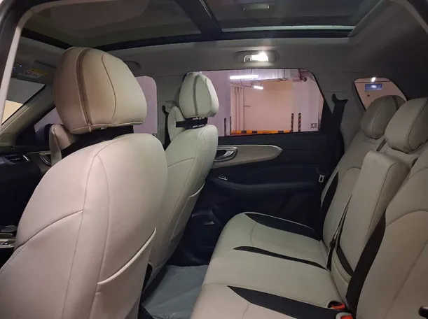 Car image 14