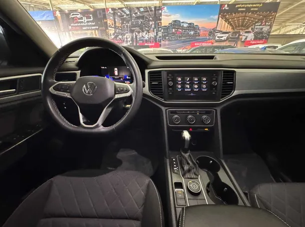 Car image 12