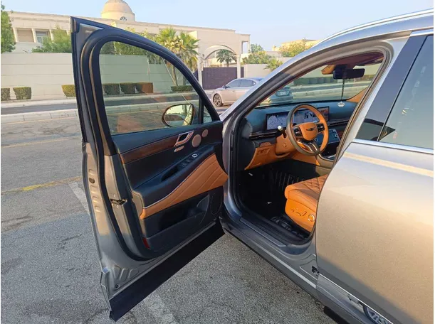 Car image 11