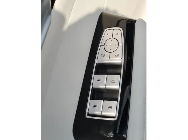 Car image 29