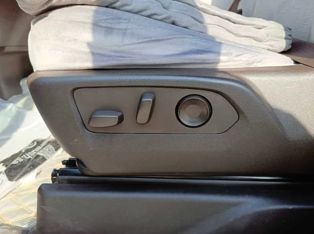 Car image 28