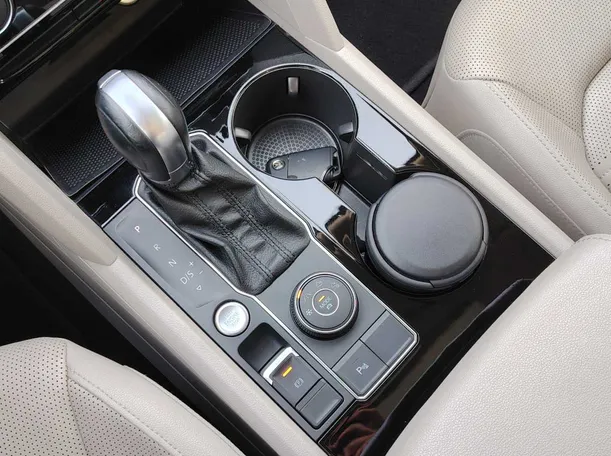Car image 24