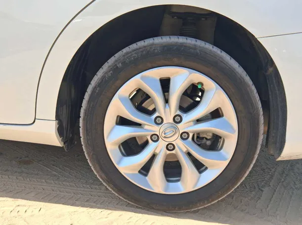 Car image 9