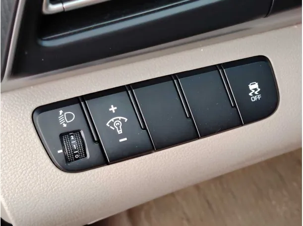 Car image 27