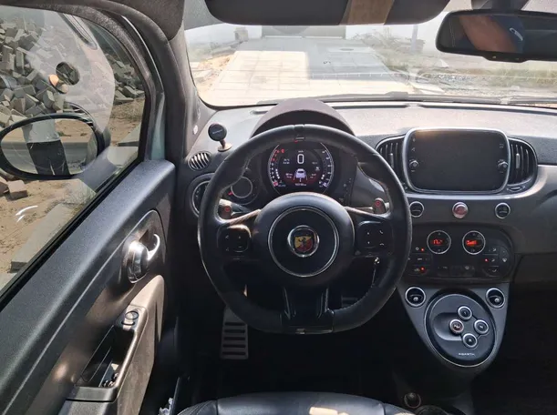 Car image 18