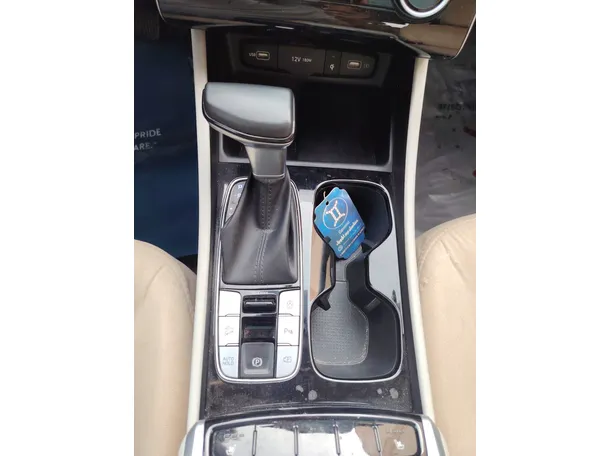 Car image 19