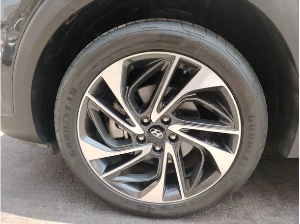Car image 10