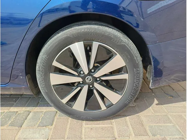 Car image 9