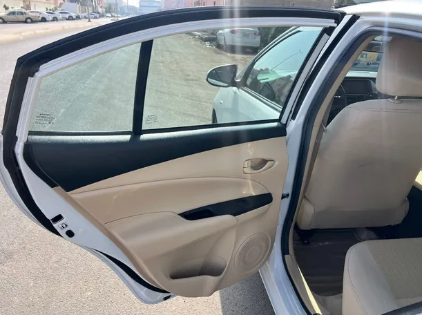 Car image 13