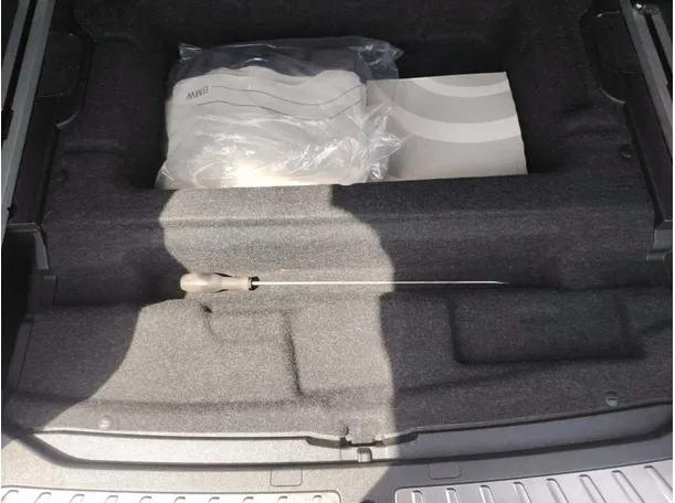 Car image 30