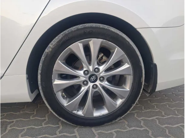 Car image 9
