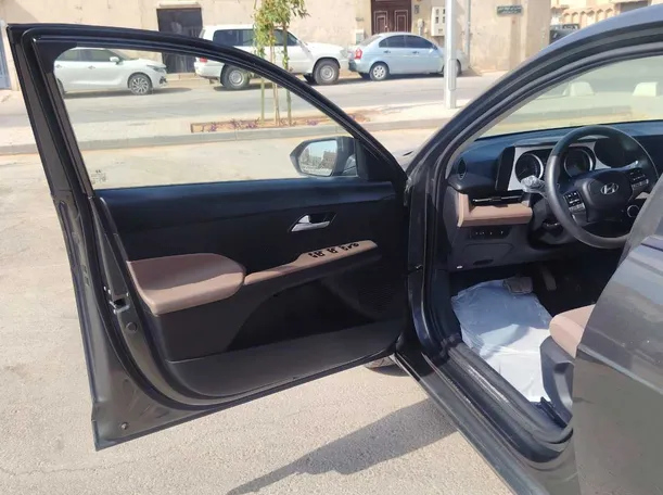 Car image 11