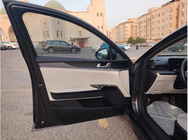Car image 10