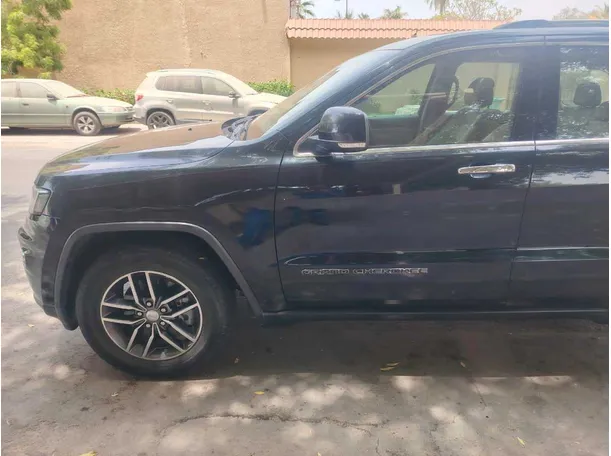 Car image 9