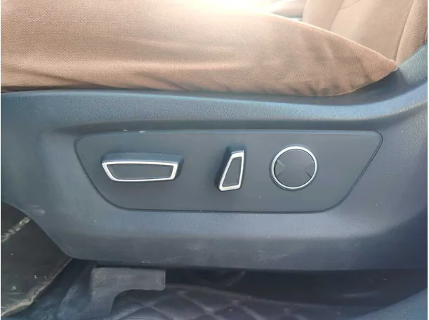 Car image 28
