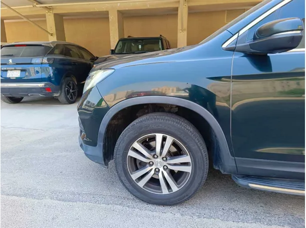 Car image 9