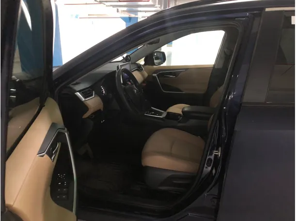 Car image 12