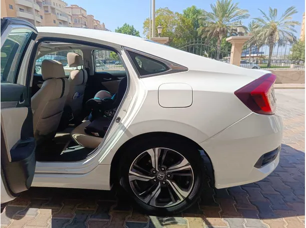 Car image 15
