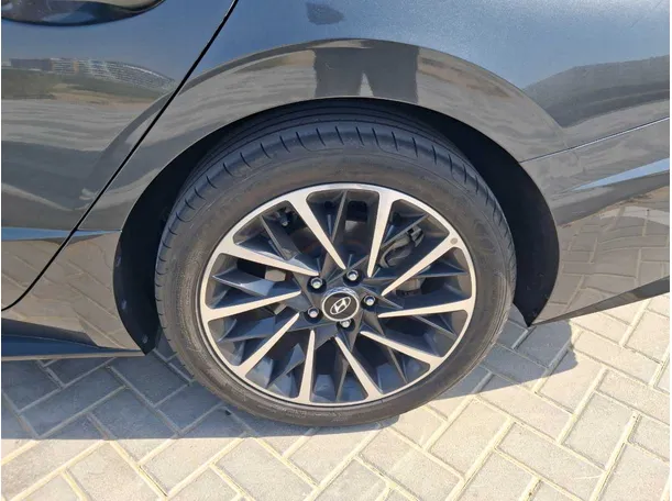 Car image 9