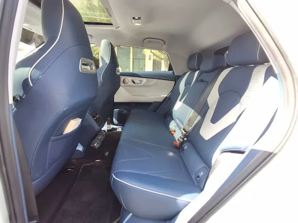 Car image 13