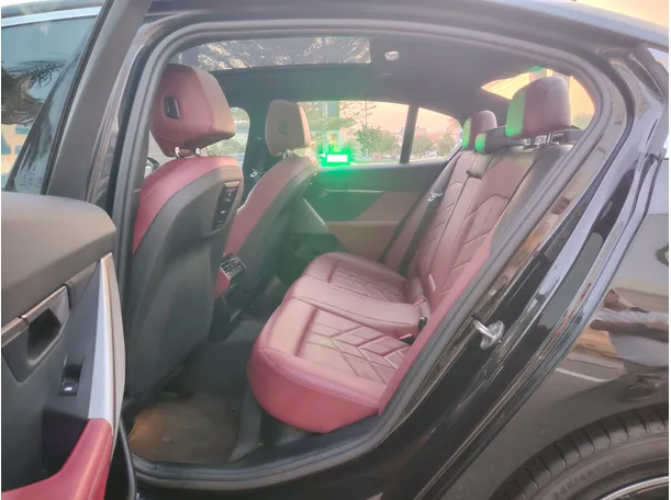 Car image 18