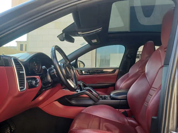 Car image 12