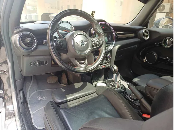 Car image 11
