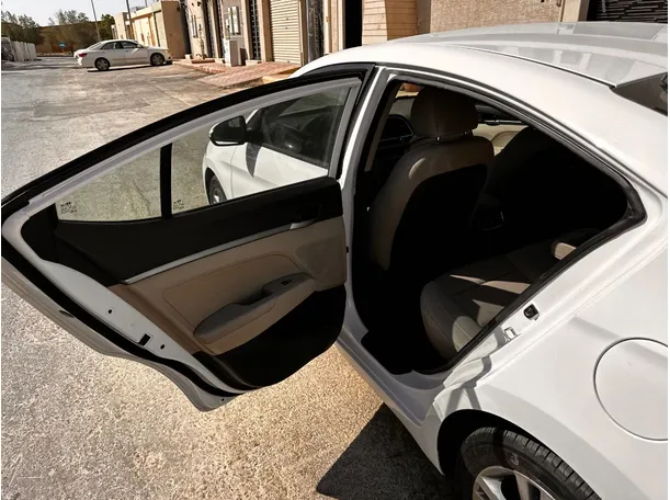 Car image 14
