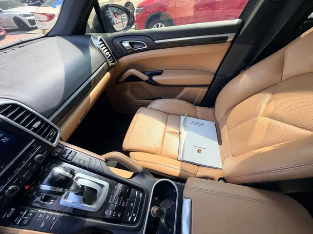 Car image 12