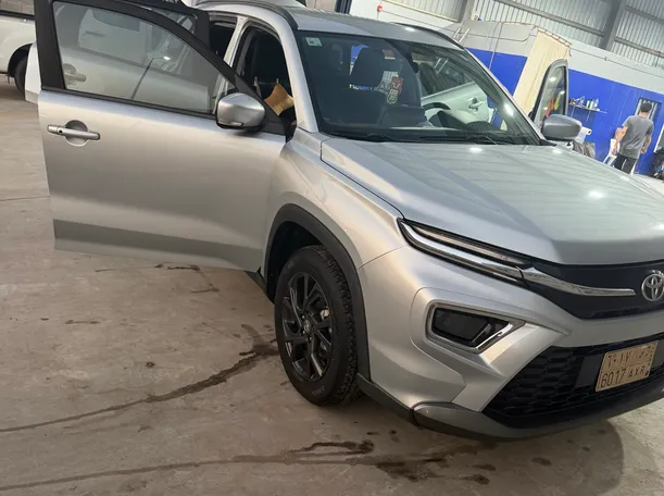 Car image 10