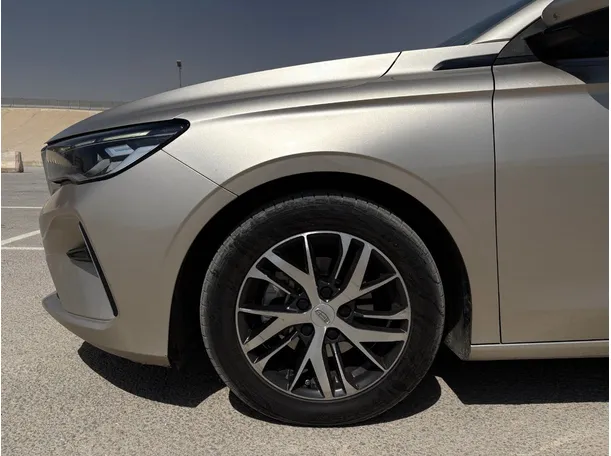 Car image 9