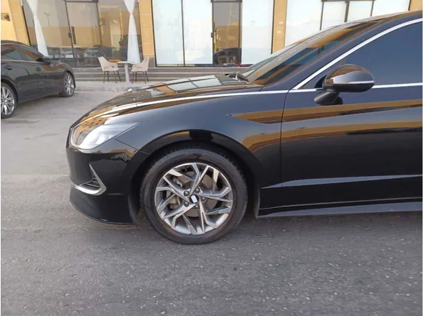 Car image 9