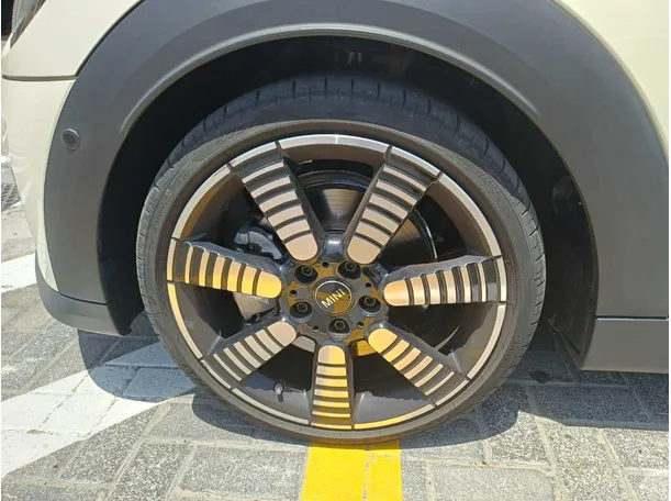 Car image 10
