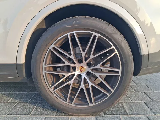 Car image 9