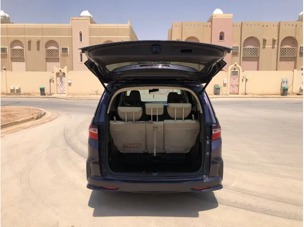 Car image 19