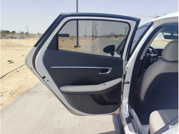 Car image 16