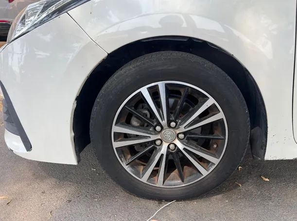 Car image 9
