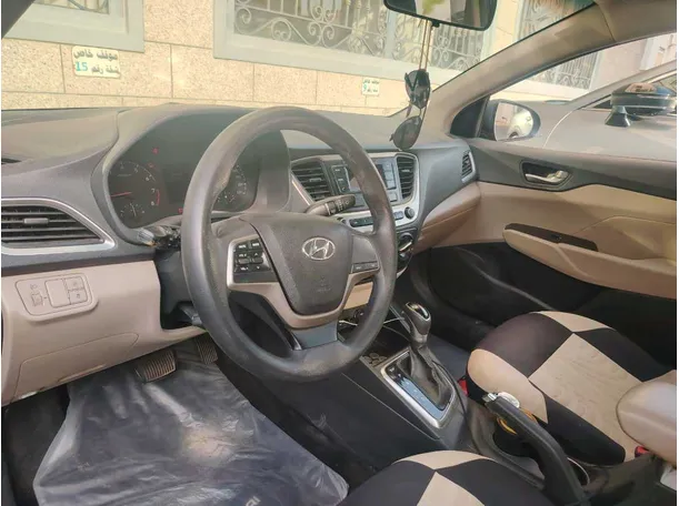 Car image 12